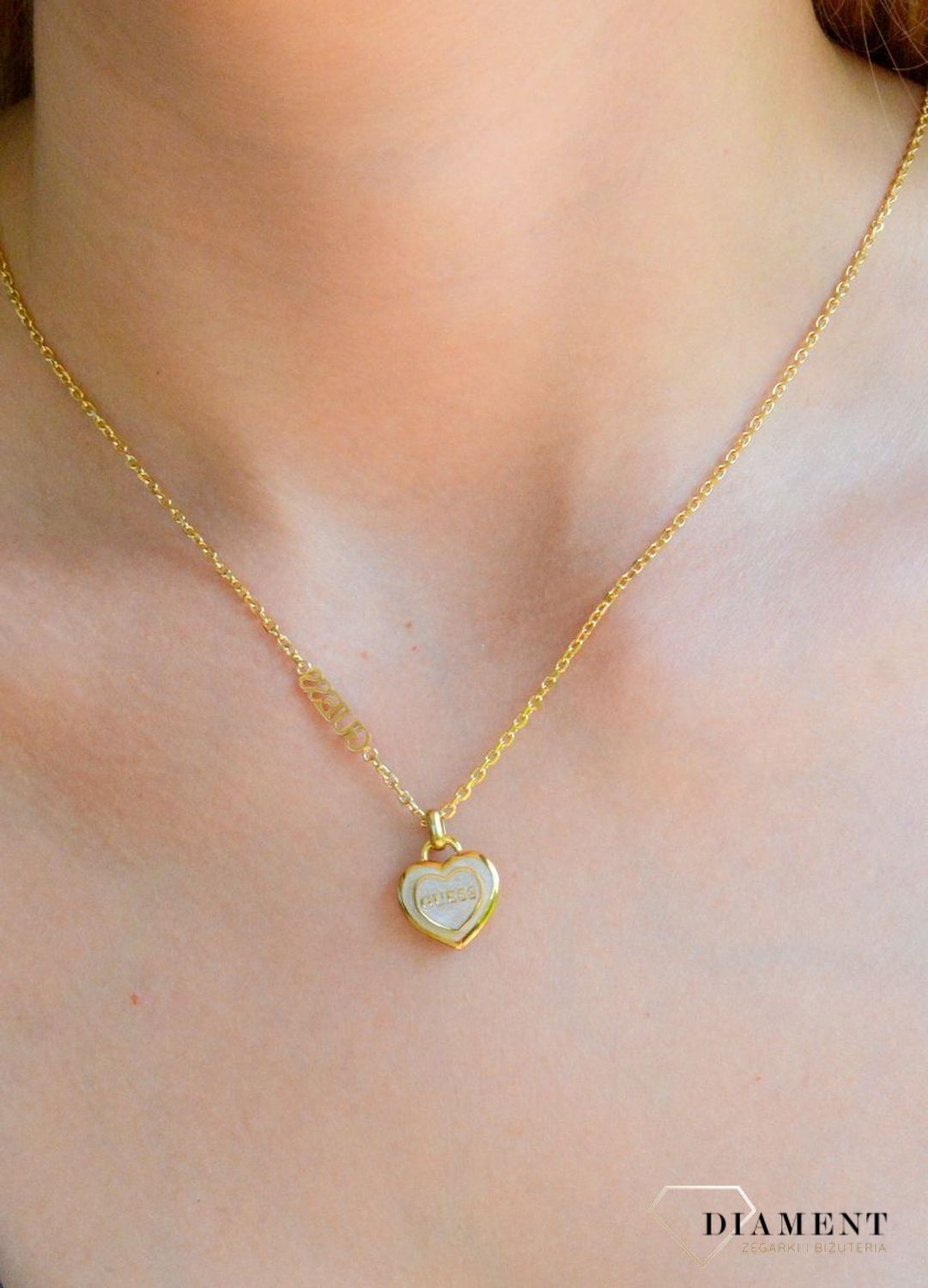 Naszyjnik damski Guess Amami z masą perłową JUBN04026JWYGWHT-U. Oryginalny naszyjnik marki Guess. Biżuteria Guess na prezent dla kobiety. Naszyjnik z sercem Guess..jpg