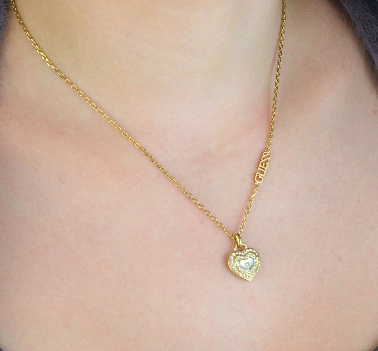 Odkryj naszyjnik GUESS Amami Serce JUBN04026JWYGWHTU – złoty, pozłacany model z sercem ozdobionym cyrkoniami. Regulowana długość 40,5–45,5 cm, wykonany z antyalergicznej 1.jpg