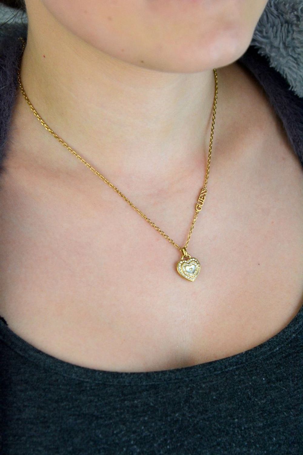 Odkryj naszyjnik GUESS Amami Serce JUBN04026JWYGWHTU – złoty, pozłacany model z sercem ozdobionym cyrkoniami. Regulowana długość 40,5–45,5 cm, wykonany z antyalergicznej 1.jpg