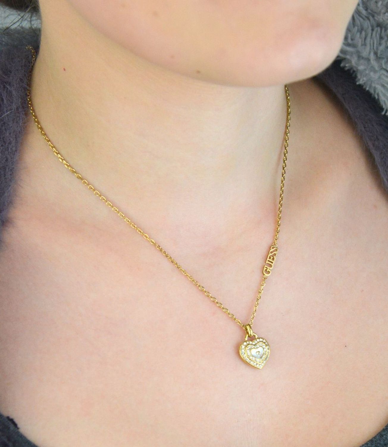 Odkryj naszyjnik GUESS Amami Serce JUBN04026JWYGWHTU – złoty, pozłacany model z sercem ozdobionym cyrkoniami. Regulowana długość 40,5–45,5 cm, wykonany z antyalergicznej 1.jpg