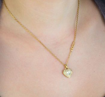 Odkryj naszyjnik GUESS Amami Serce JUBN04026JWYGWHTU – złoty, pozłacany model z sercem ozdobionym cyrkoniami. Regulowana długość 40,5–45,5 cm, wykonany z antyalergicznej stali szlachetnej. Idealny dodatek dla  (3).JPG