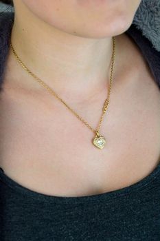 Odkryj naszyjnik GUESS Amami Serce JUBN04026JWYGWHTU – złoty, pozłacany model z sercem ozdobionym cyrkoniami. Regulowana długość 40,5–45,5 cm, wykonany z antyalergicznej stali szlachetnej. Idealny dodatek dla  (4).JPG