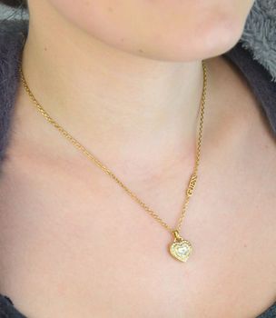 Odkryj naszyjnik GUESS Amami Serce JUBN04026JWYGWHTU – złoty, pozłacany model z sercem ozdobionym cyrkoniami. Regulowana długość 40,5–45,5 cm, wykonany z antyalergicznej stali szlachetnej. Idealny dodatek dla .JPG