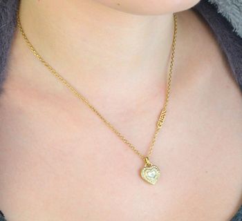 Odkryj naszyjnik GUESS Amami Serce JUBN04026JWYGWHTU – złoty, pozłacany model z sercem ozdobionym cyrkoniami. Regulowana długość 40,5–45,5 cm, wykonany z antyalergicznej stali szlachetnej. Idealny dodatek dla el (1).JPG