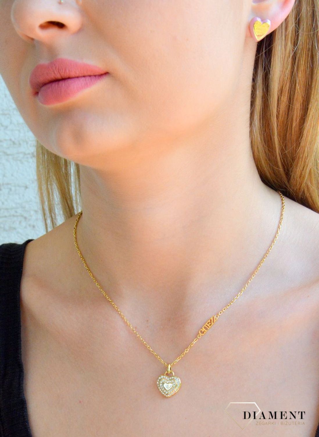 Naszyjnik damski GUESS  Amami JUBN04030JWYGT-U  pokryty złotem z serduszkiem ozdobionym cyrkoniami.png