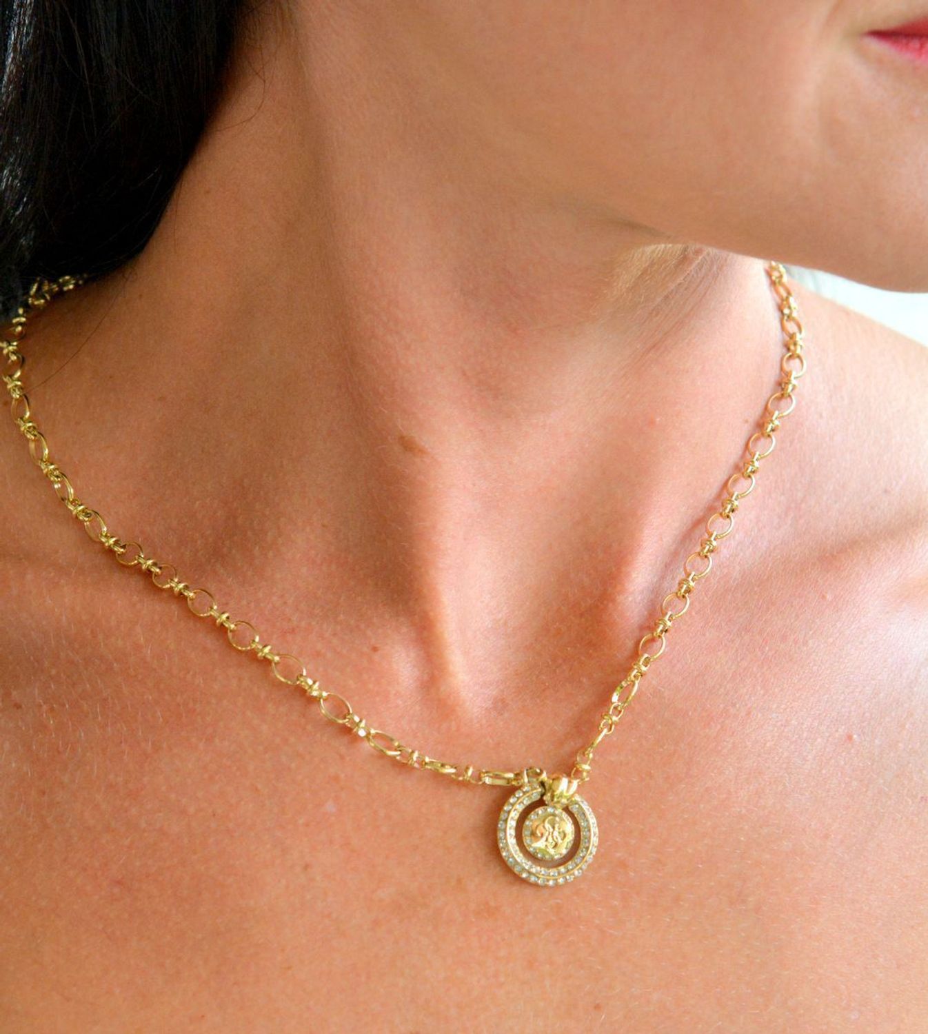 Naszyjnik GUESS pozłacany KNOT YOU z okrągłą zawieszką JUBN04056JWYGT-U.png