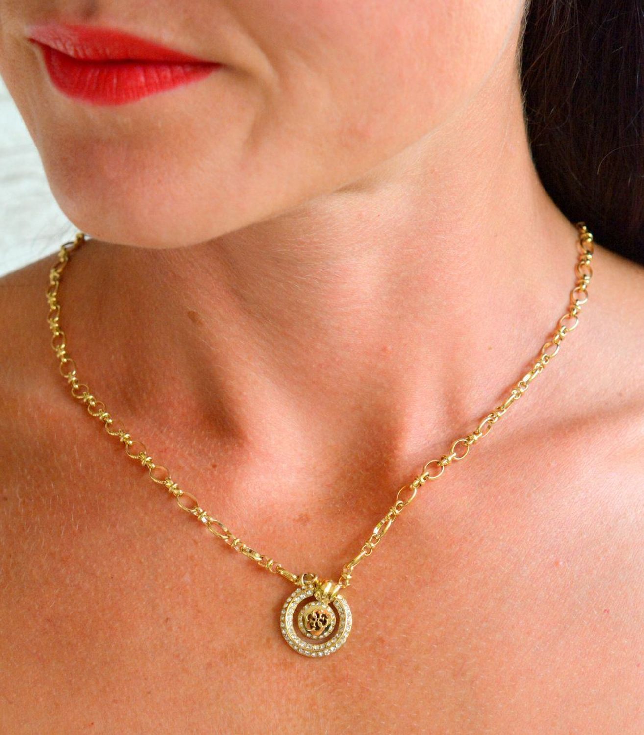 Naszyjnik GUESS pozłacany KNOT YOU z okrągłą zawieszką JUBN04056JWYGT-U.png