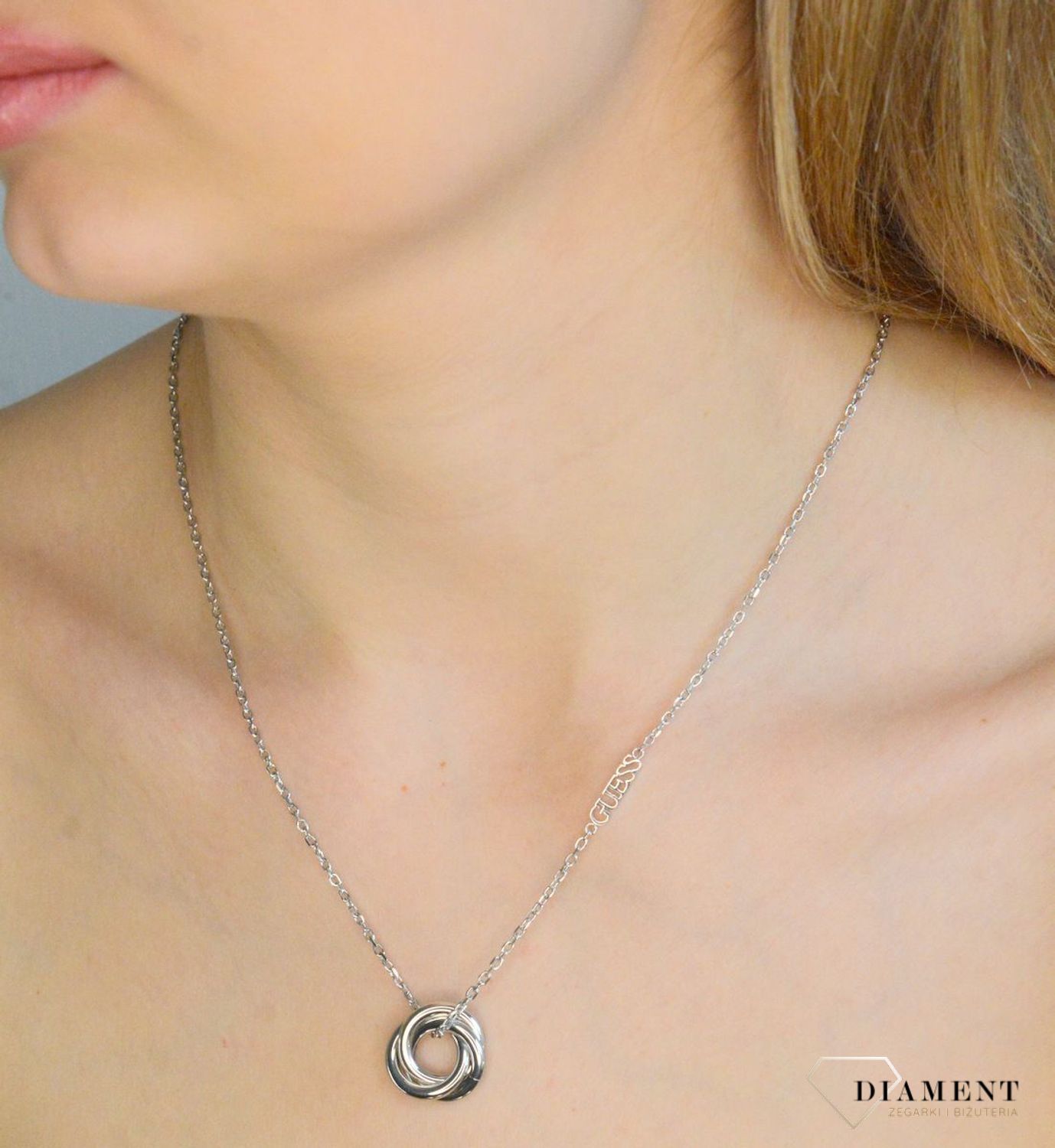 Naszyjnik damski GUESS w kolorze srebrnym  z okrągłymi kółeczkami i cyrkoniami JUBN04062JWRHT-U.png