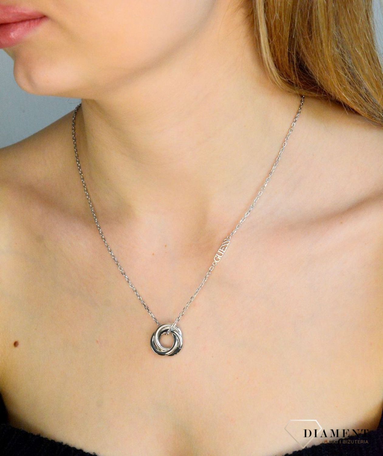 Naszyjnik damski GUESS w kolorze srebrnym  z okrągłymi kółeczkami i cyrkoniami JUBN04062JWRHT-U.png