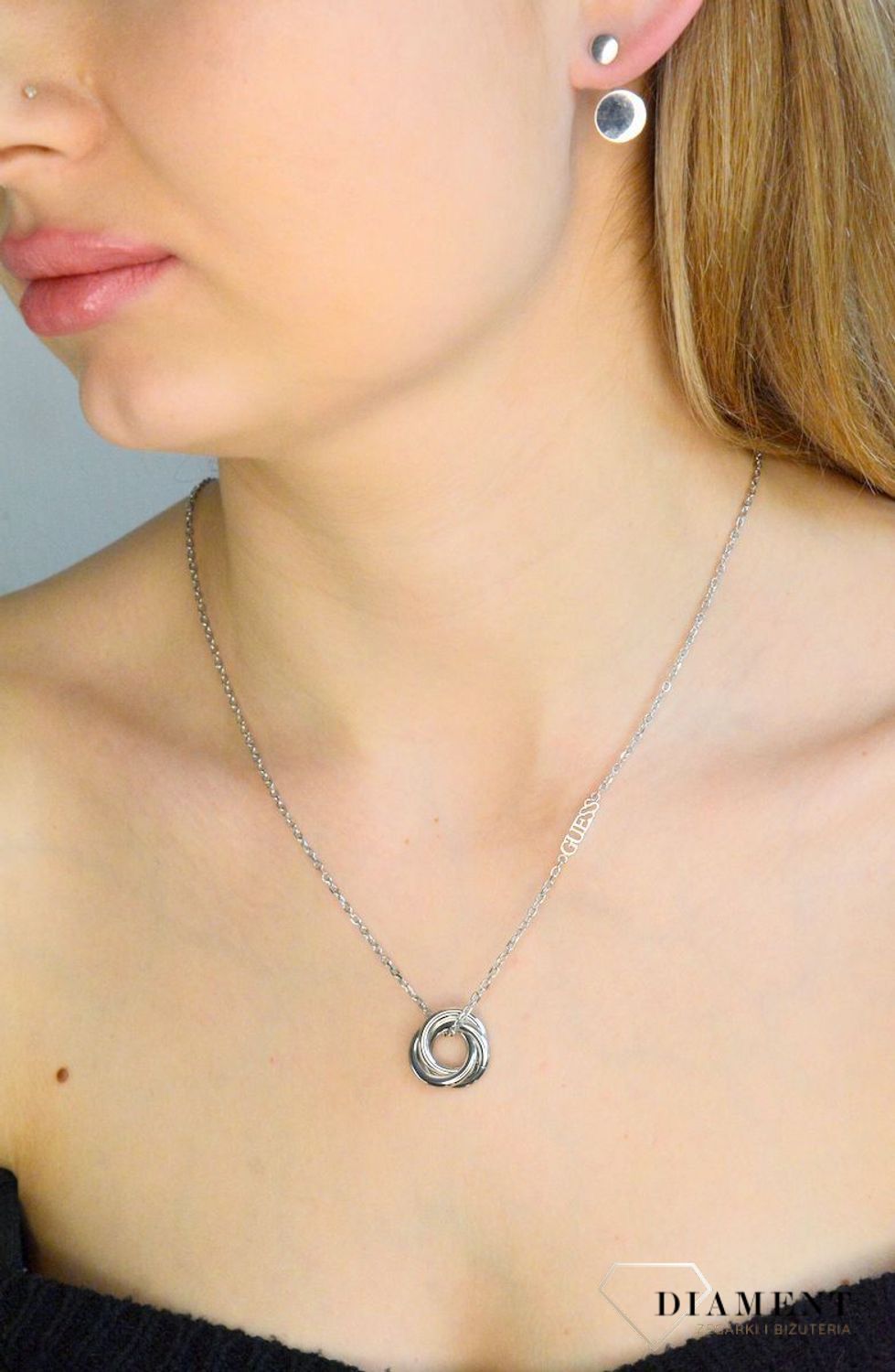 Naszyjnik damski GUESS w kolorze srebrnym  z okrągłymi kółeczkami i cyrkoniami JUBN04062JWRHT-U.png