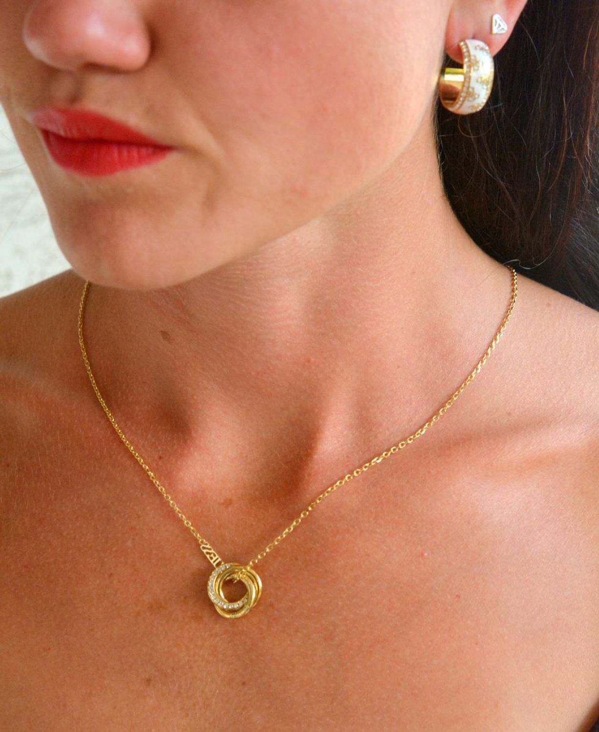 Naszyjnik GUESS pozłacany Perfect z zawieszką z trzech obręczy JUBN04062JWYGT-U.png