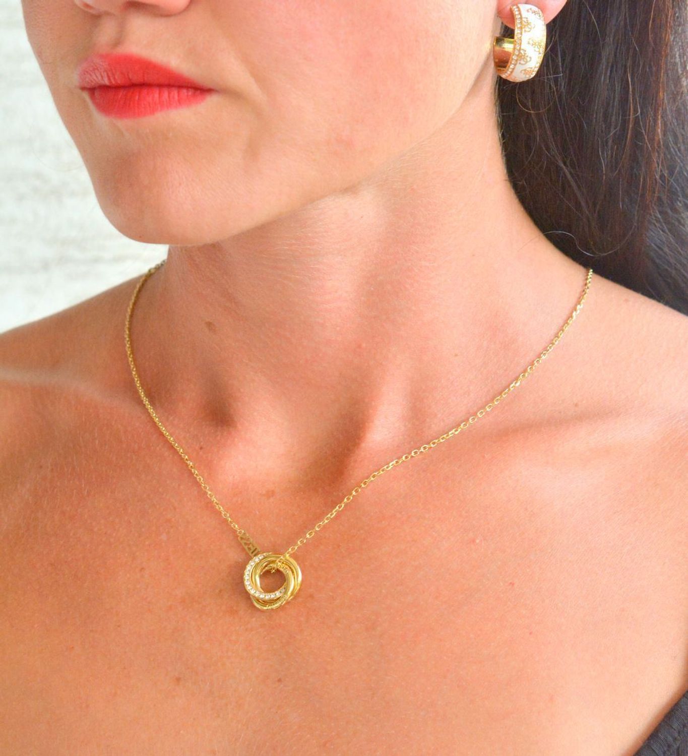 Naszyjnik GUESS pozłacany Perfect z zawieszką z trzech obręczy JUBN04062JWYGT-U.png