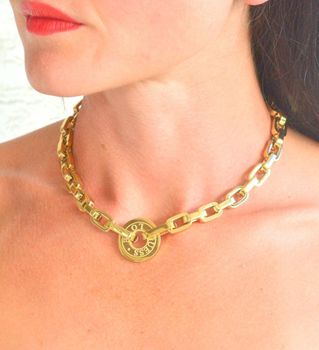 Złoty naszyjnik damski gruby ankier GUESS Love Guess JUBN04074JWYGTU to Ponadczasowy, stalowy naszyjnik z elementem ozdobnym w formie okrągłej zawieszki z napisem Love Guess (5).JPG