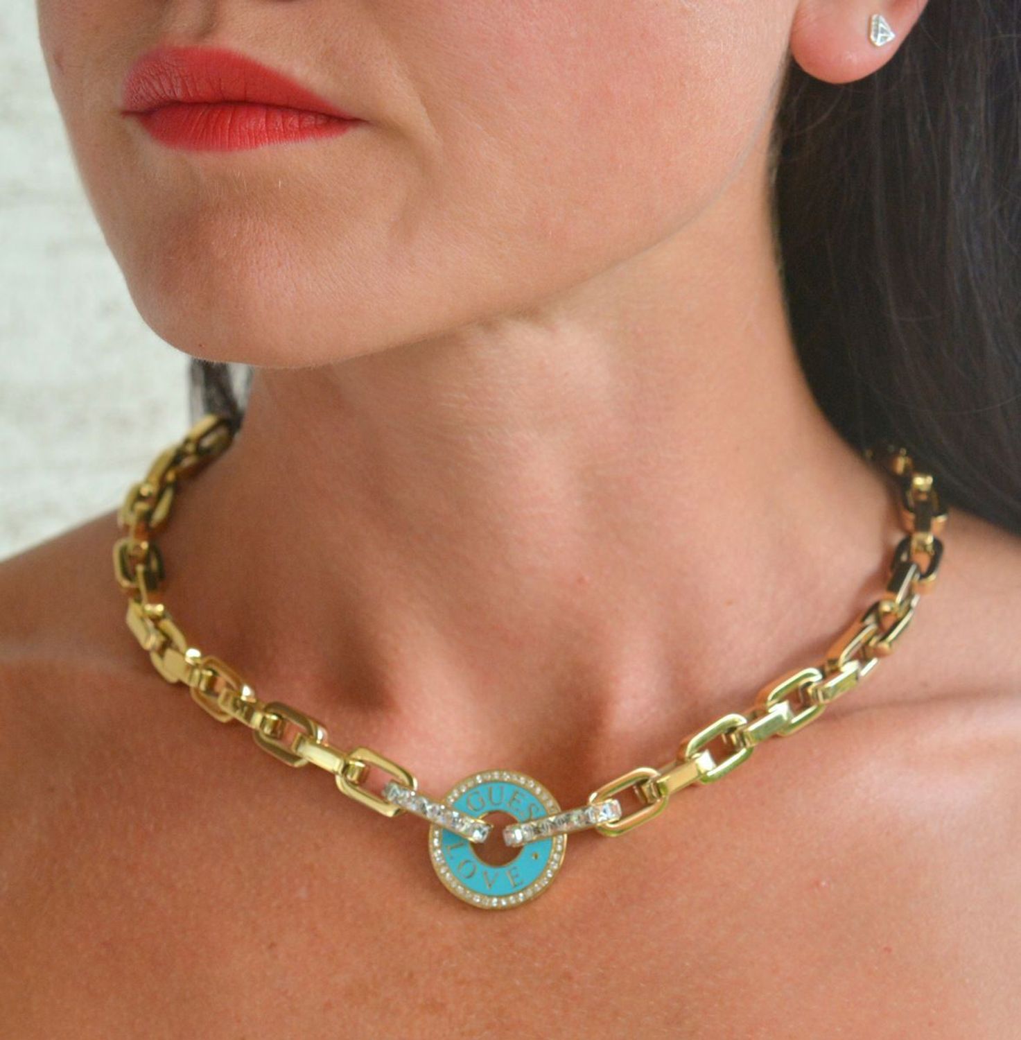 Naszyjnik damski GUESS pozłacany gruby ankier Love Guess z turkusową emalią JUBN04074JWYGTQT-U.webp
