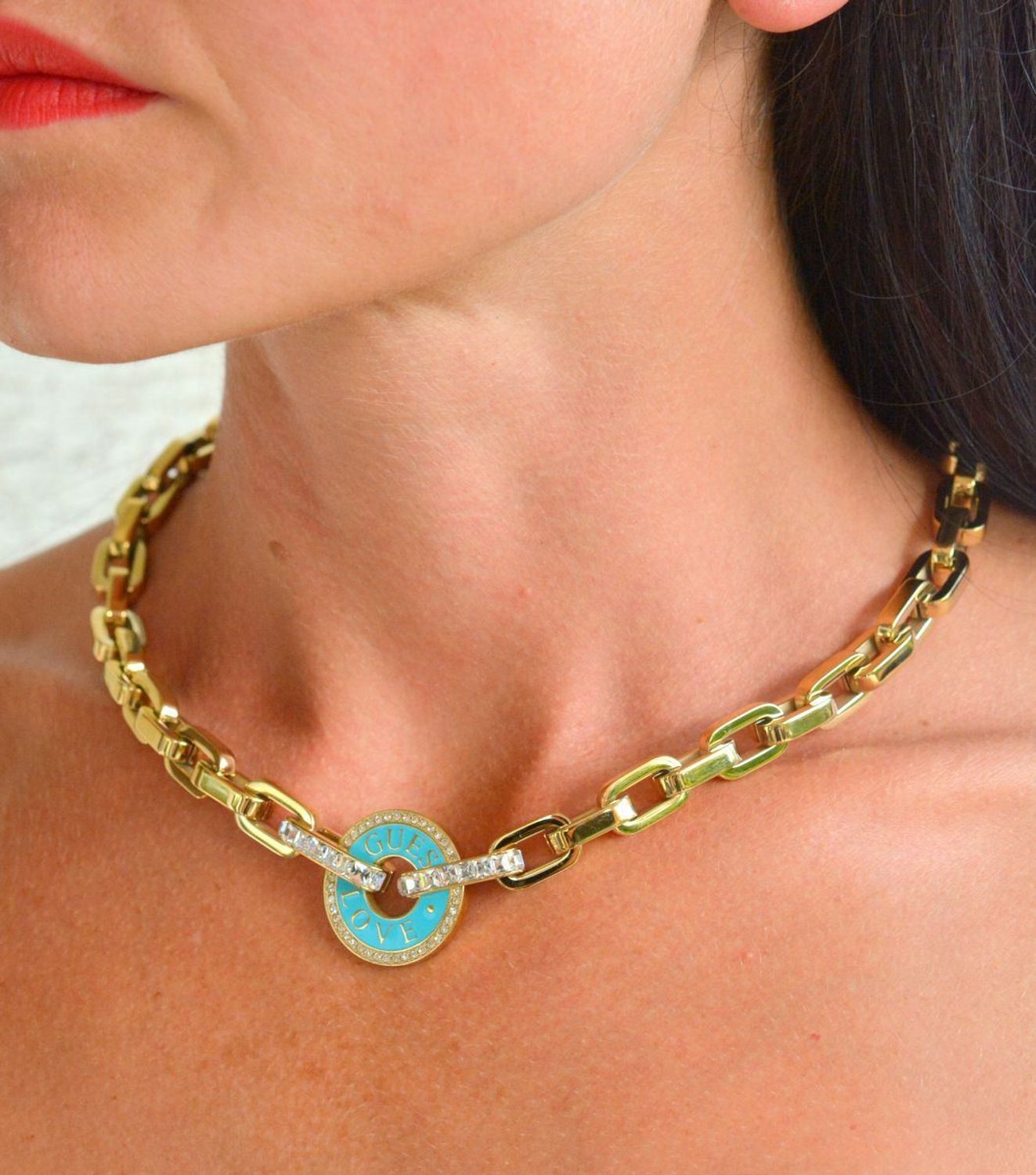 Naszyjnik damski GUESS pozłacany gruby ankier Love Guess z turkusową emalią JUBN04074JWYGTQT-U.webp