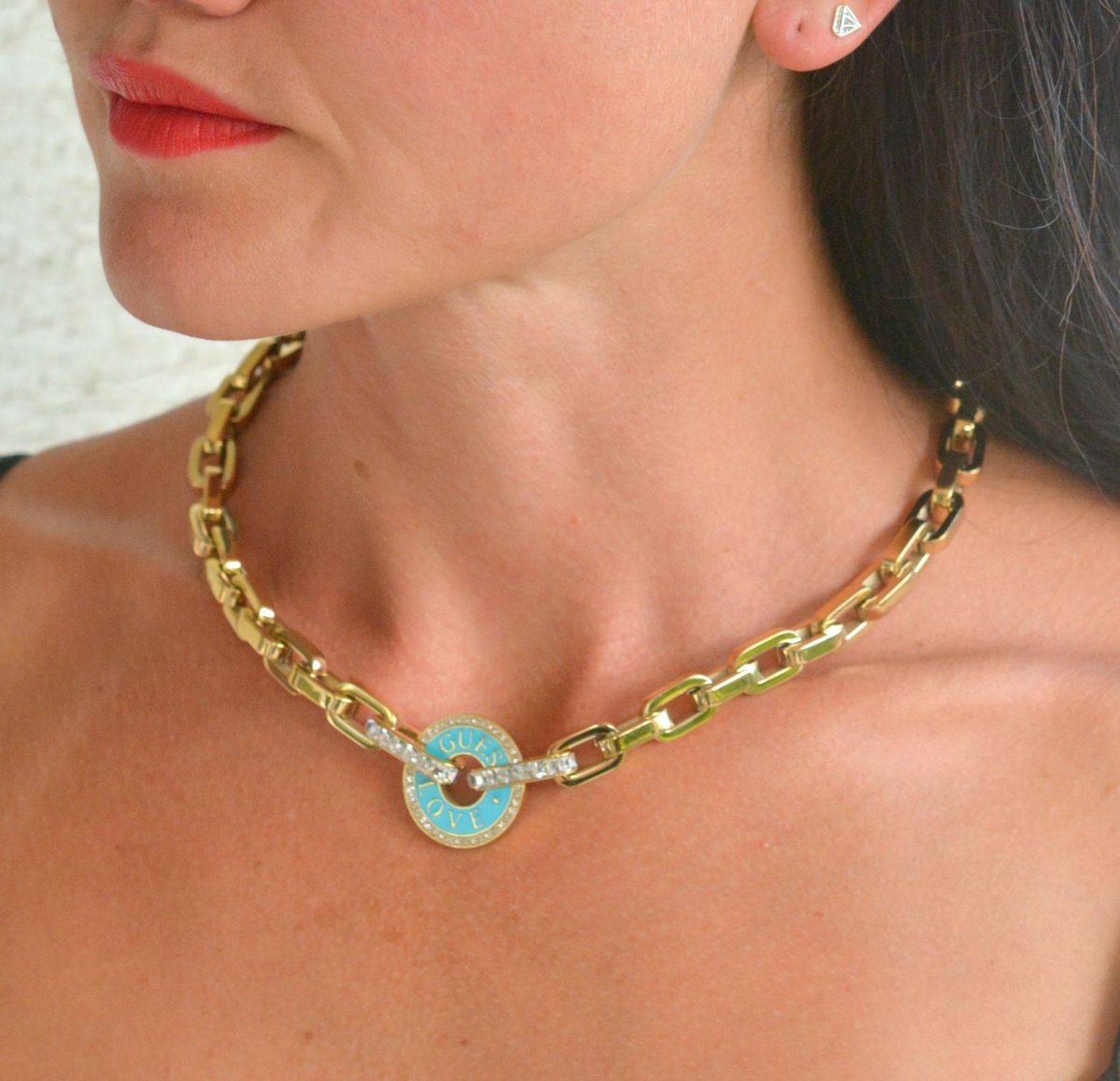 Naszyjnik damski GUESS pozłacany gruby ankier Love Guess z turkusową emalią JUBN04074JWYGTQT-U.webp