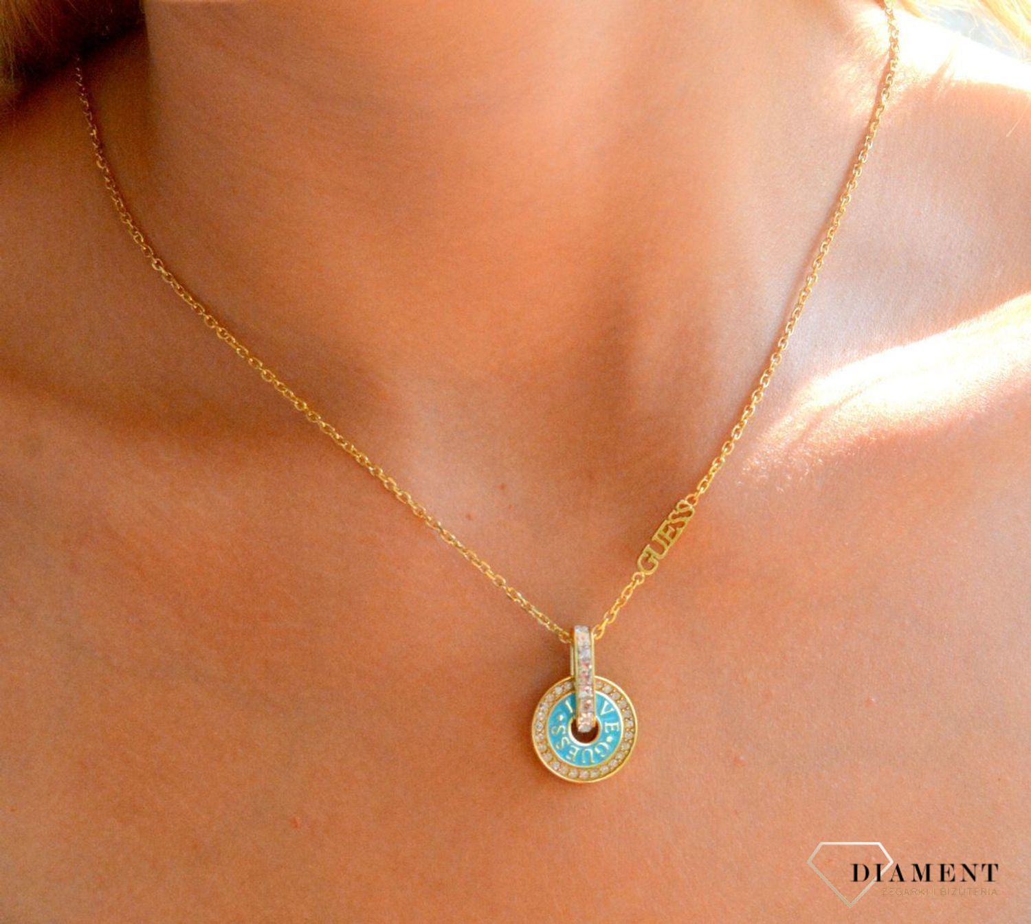 Naszyjnik GUESS pozłacany z okrągłą zawieszką Love Guess z niebieską emalią JUBN04077JWYGTQT-U.jpg