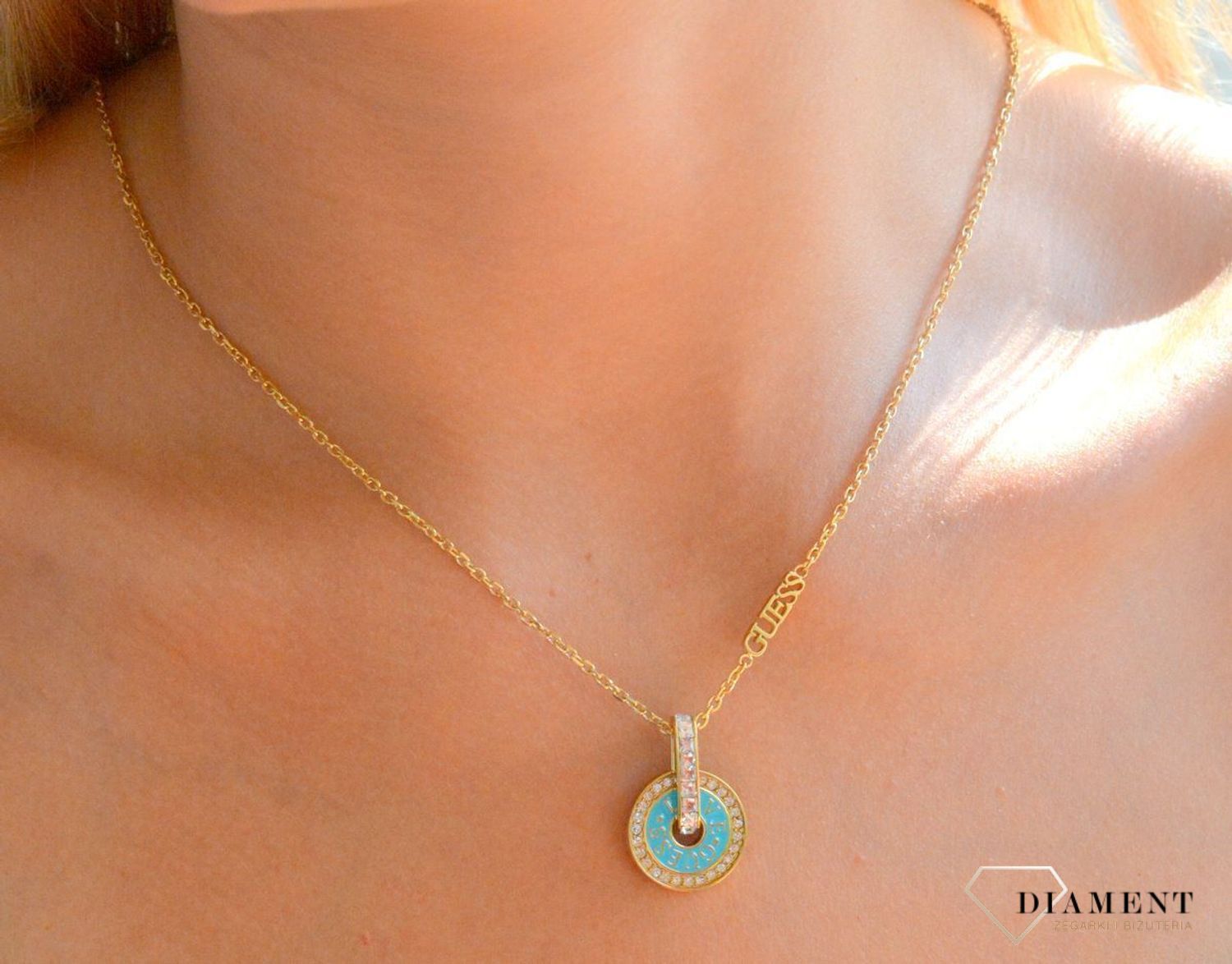 Naszyjnik GUESS pozłacany z okrągłą zawieszką Love Guess z niebieską emalią JUBN04077JWYGTQT-U.jpg