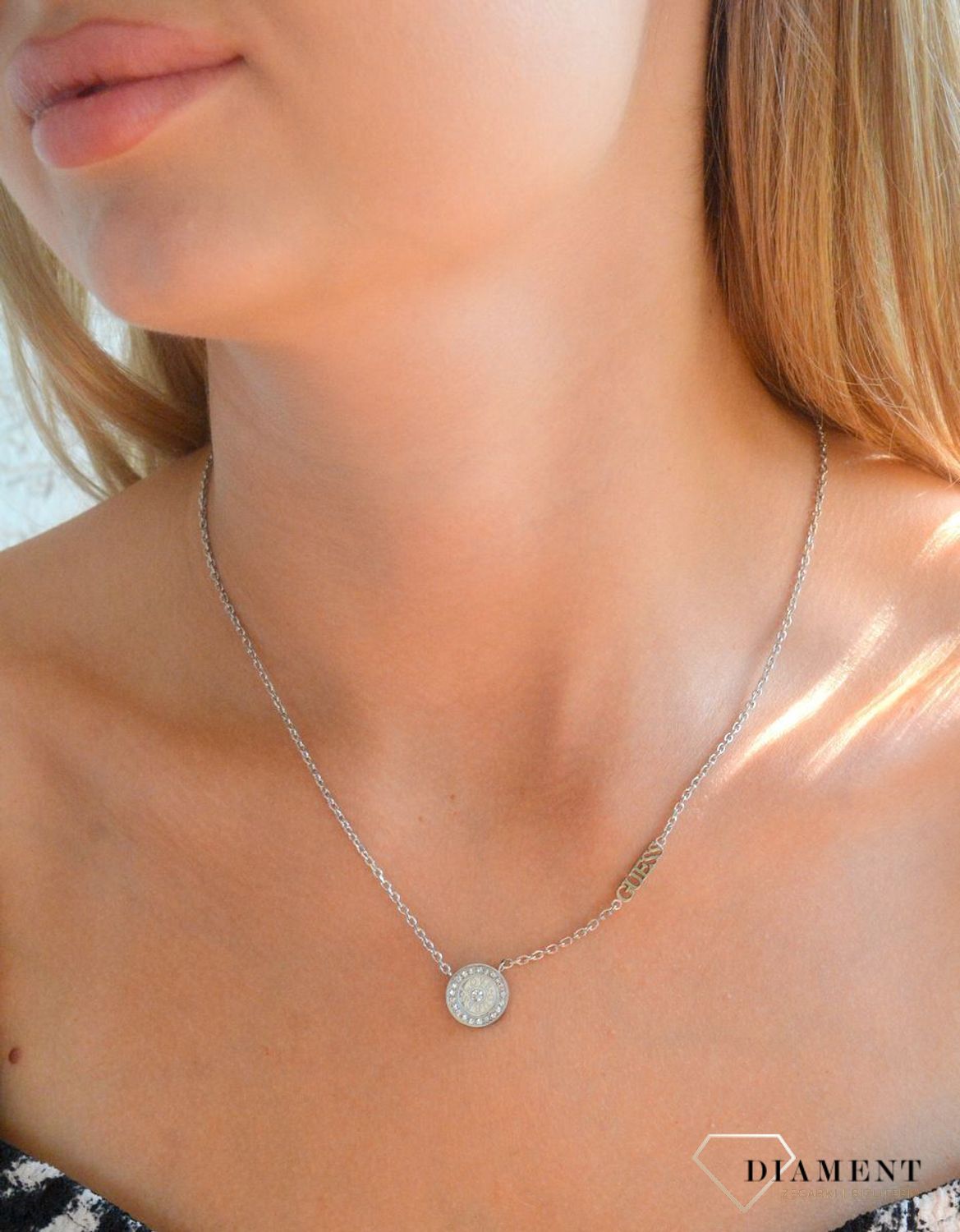 Naszyjnik damski stalowy GUESS Love Guess z okrągłą zawieszką z cyrkoniami JUBN04080JWRHT-U.gif