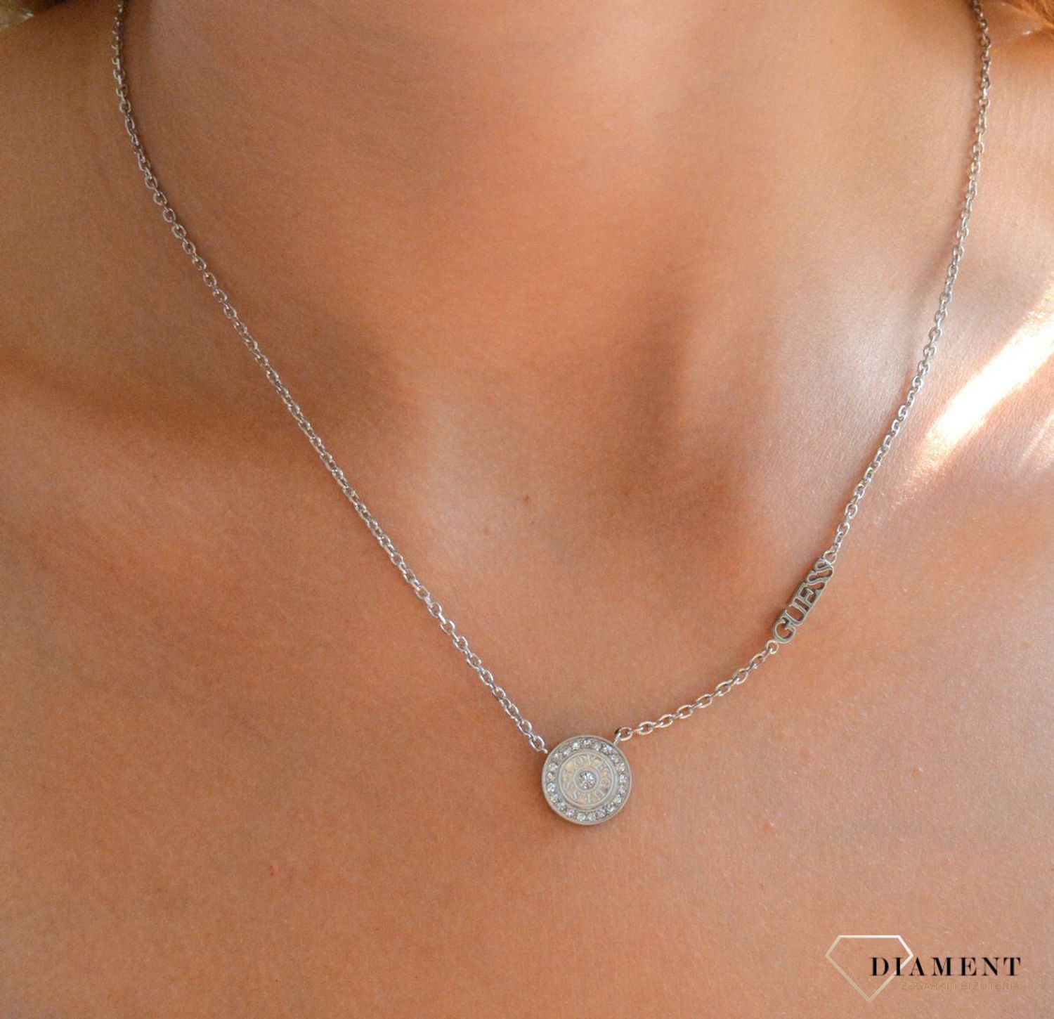 Naszyjnik damski stalowy GUESS Love Guess z okrągłą zawieszką z cyrkoniami JUBN04080JWRHT-U.gif