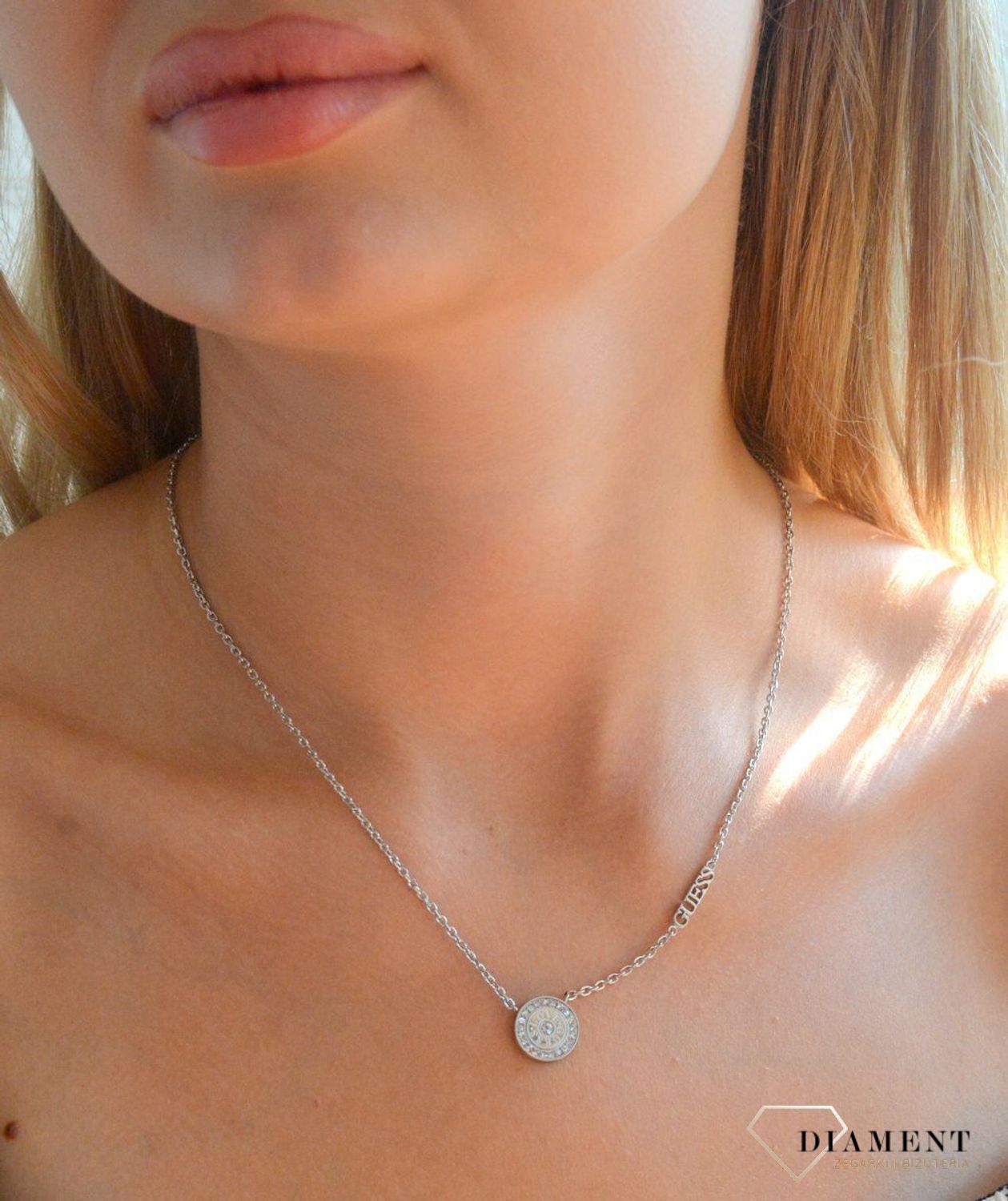 Naszyjnik damski stalowy GUESS Love Guess z okrągłą zawieszką z cyrkoniami JUBN04080JWRHT-U.gif