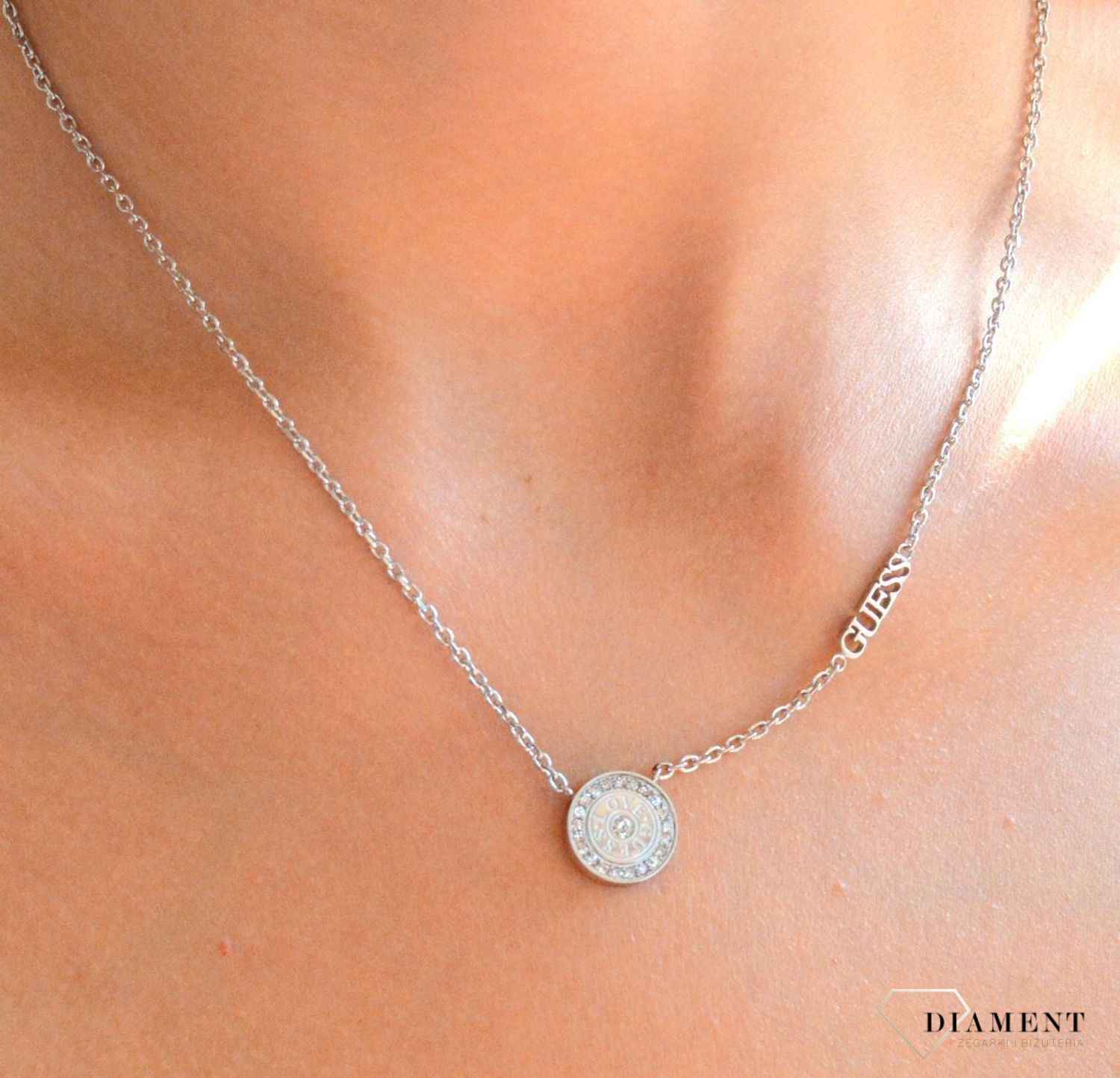 Naszyjnik damski stalowy GUESS Love Guess z okrągłą zawieszką z cyrkoniami JUBN04080JWRHT-U.gif