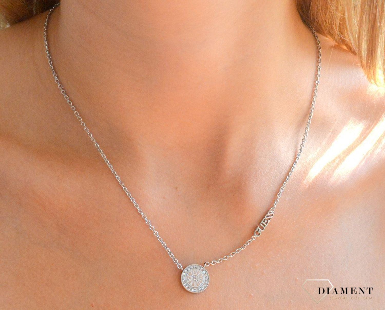 Naszyjnik damski stalowy GUESS Love Guess z okrągłą zawieszką z cyrkoniami JUBN04080JWRHT-U.gif