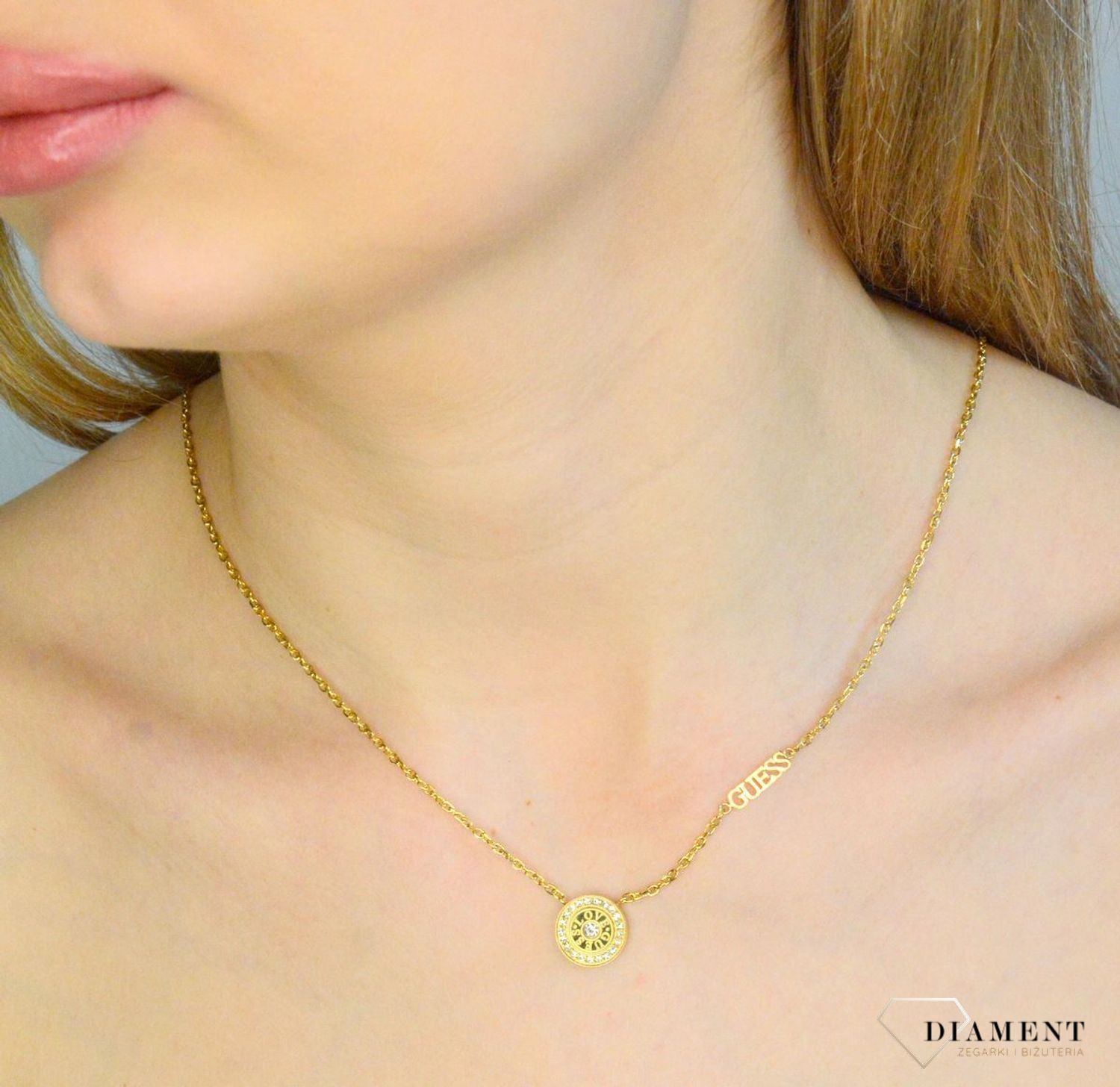 Naszyjnik damski LOVE GUESS pokryty złotem z okrągłą zawieszką ozdobioną cyrkoniami JUBN04080JWYGT-U.png