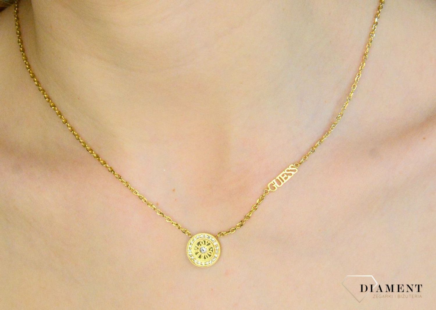 Naszyjnik damski LOVE GUESS pokryty złotem z okrągłą zawieszką ozdobioną cyrkoniami JUBN04080JWYGT-U.png