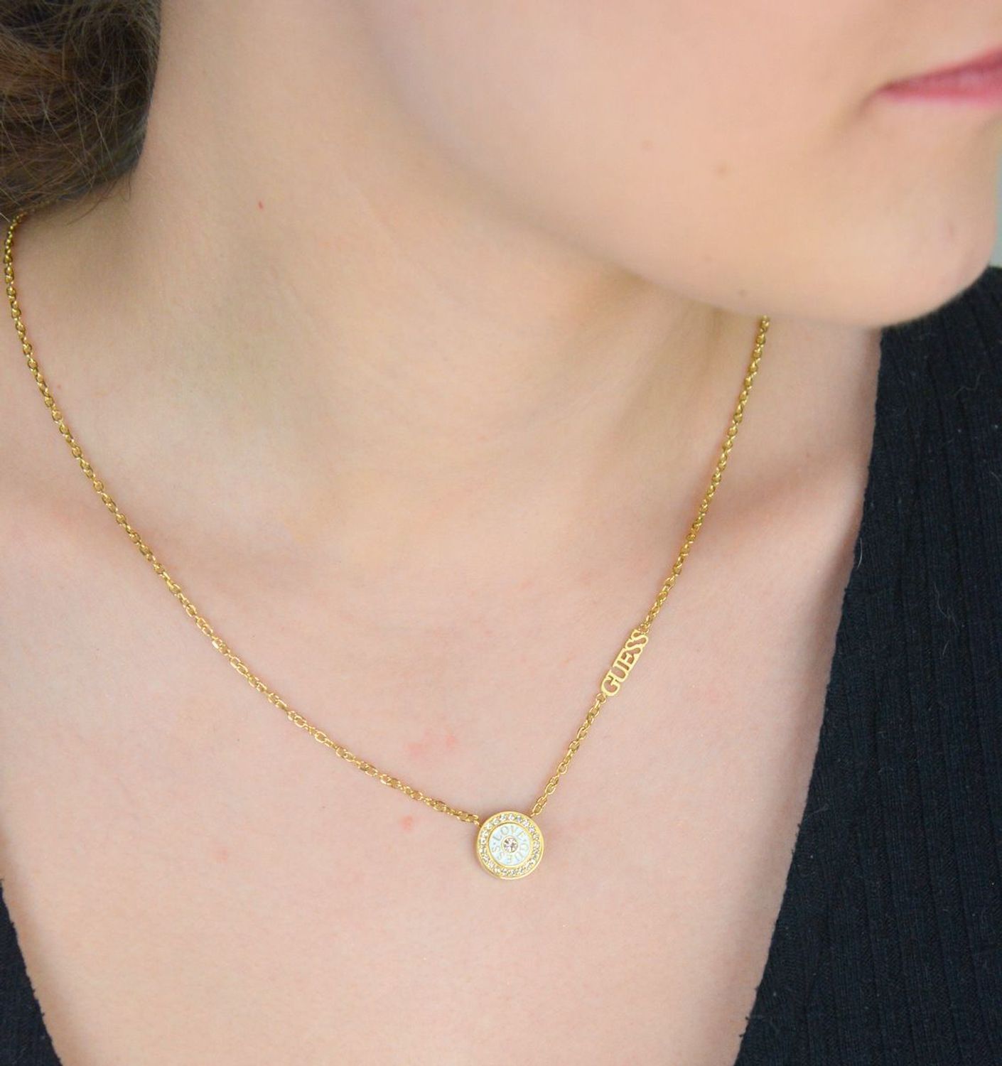 Naszyjnik damski Guess 💎 pozłacany stalowy  Okrągła zawieszka z logo i cyrkonią ✨ (2).jpg