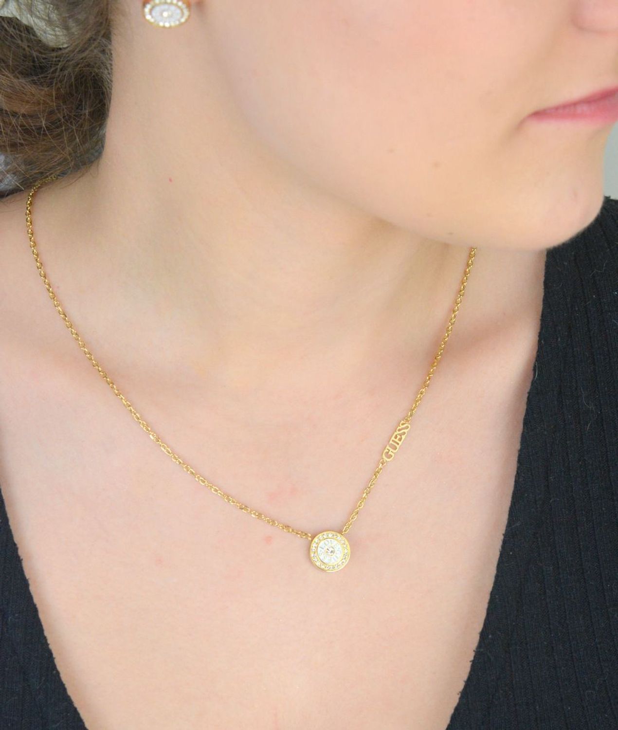 Naszyjnik damski Guess 💎 pozłacany stalowy  Okrągła zawieszka z logo i cyrkonią ✨ (2).jpg