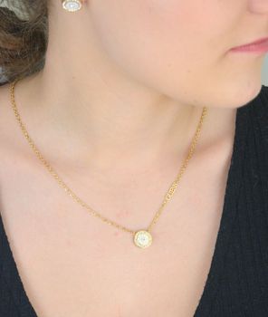 Pozłacany naszyjnik Guess 💎 z okrągłą zawieszką (1,3 cm), ozdobioną logo i cyrkonią ✨. Długość 40–48 cm, stal szlachetna, elegancki dodatek i pomysł na prezent 🎁 Model JUBN04080JWYGWHT-U (3).JPG