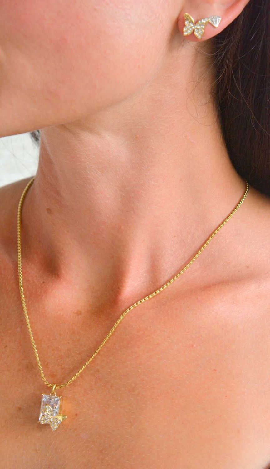 Naszyjnik GUESS pozłacany Chrysalis z prostokątnym kryształkiem i motylem JUBN04097JWYGT-U.png