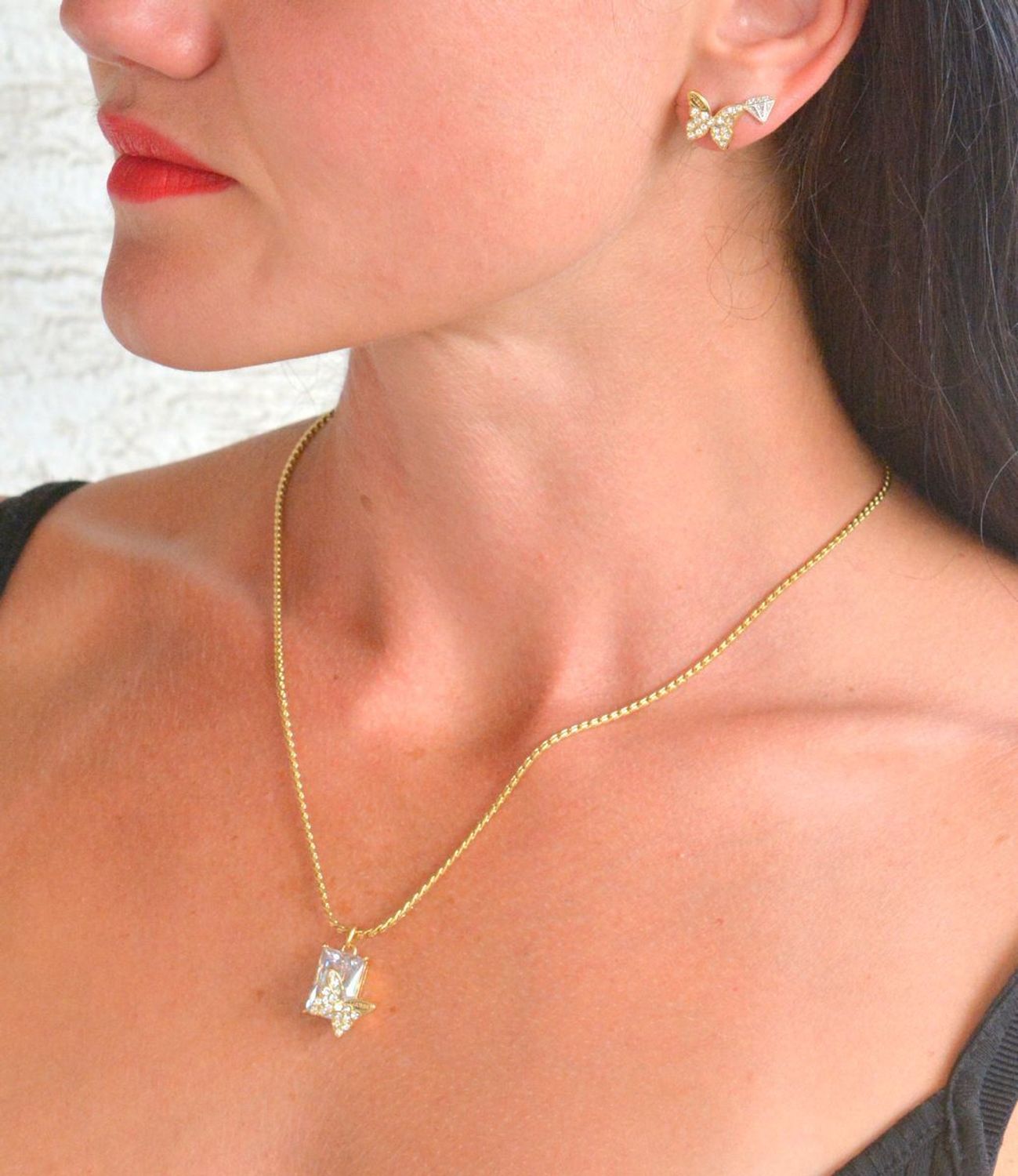 Naszyjnik GUESS pozłacany Chrysalis z prostokątnym kryształkiem i motylem JUBN04097JWYGT-U.png