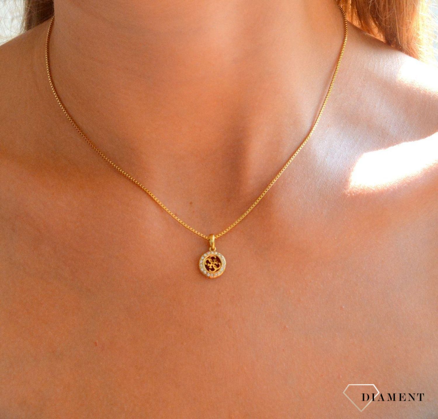 Naszyjnik damski Guess “4G CRUSH” JUBN04162JWYGTU. Stalowy naszyjnik damski Guess. Naszyjnik stalowy w złotym kolorze Guess. Naszyjnik damski z logo Guess. Naszyjnik na prezent..jpg