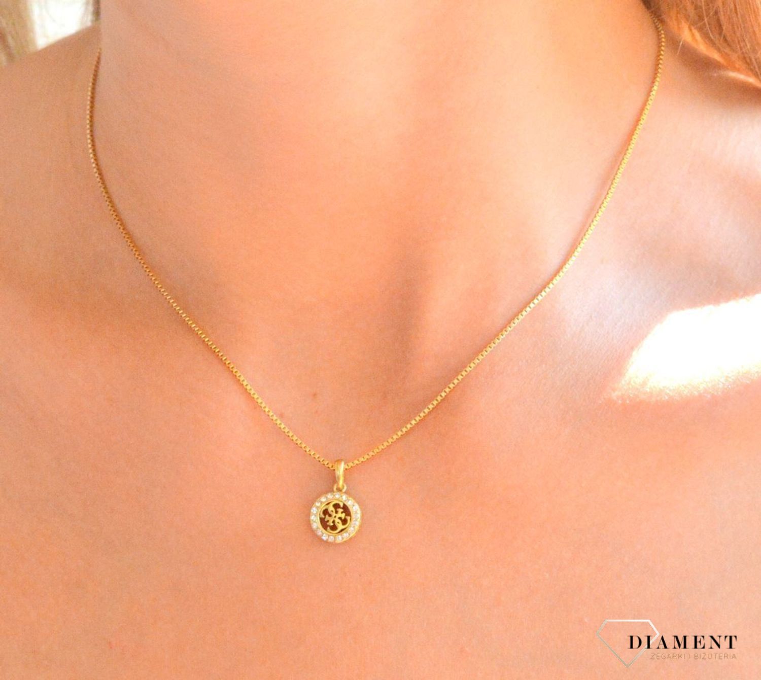 Naszyjnik damski Guess “4G CRUSH” JUBN04162JWYGTU. Stalowy naszyjnik damski Guess. Naszyjnik stalowy w złotym kolorze Guess. Naszyjnik damski z logo Guess. Naszyjnik na prezent..jpg