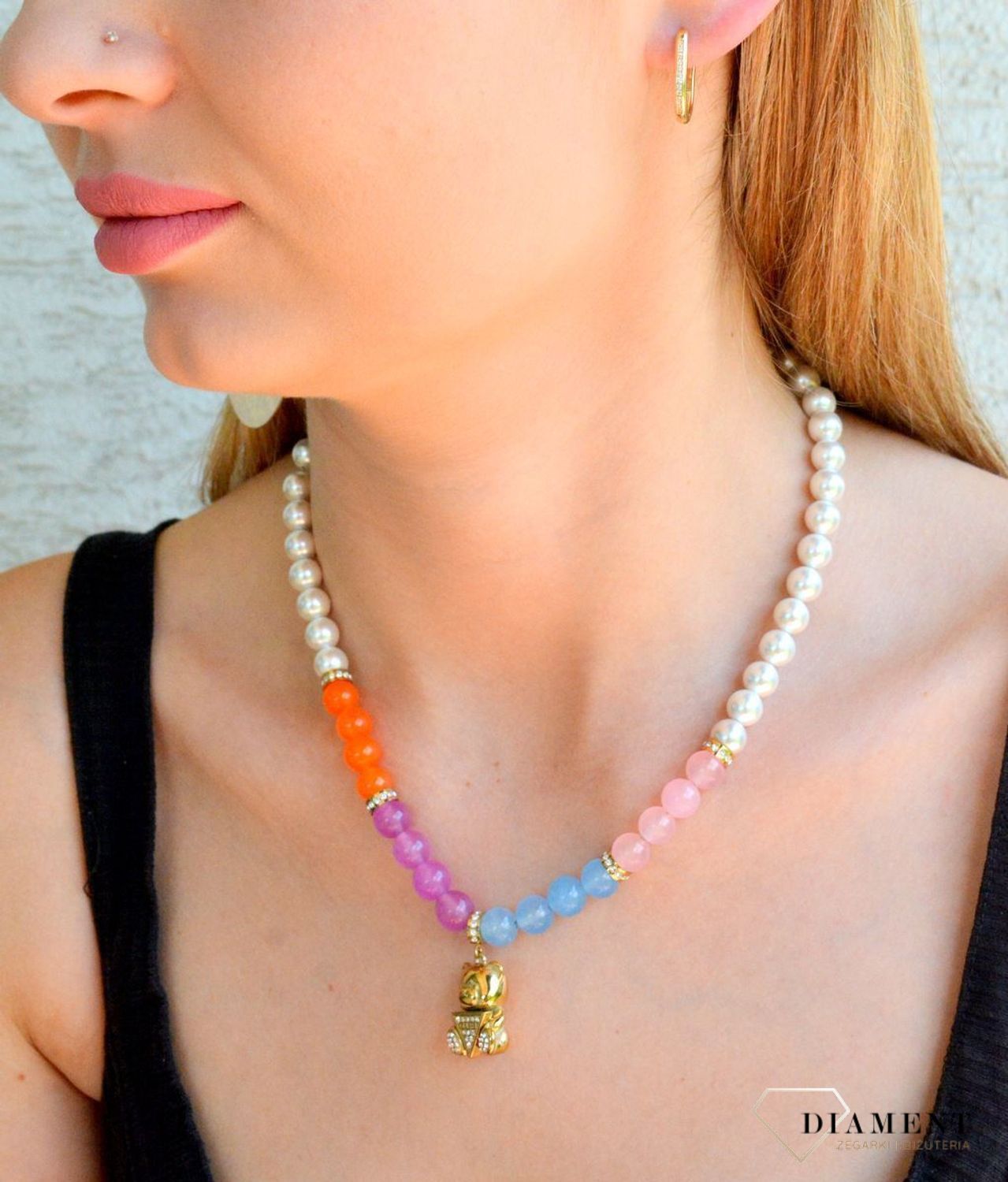 Naszyjnik damski Guess Rock Candy z misiem JUBN04180JWYGMCTU. Stalowy naszyjnik damski Guess. Naszyjnik damski kolorowy Guess. Naszyjnik damski z kamieniami i perłami Guess. Naszyjnik damski Guess w pozłoceniu na prezent..jpg