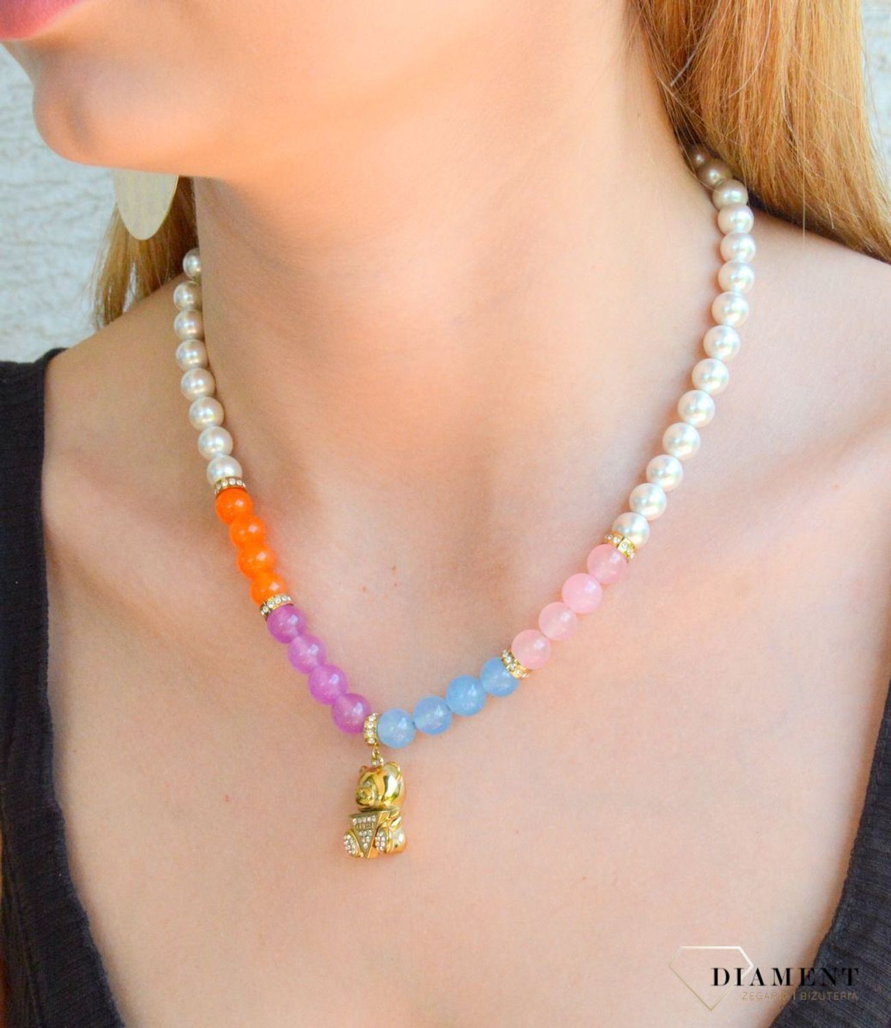 Naszyjnik damski Guess Rock Candy z misiem JUBN04180JWYGMCTU. Stalowy naszyjnik damski Guess. Naszyjnik damski kolorowy Guess. Naszyjnik damski z kamieniami i perłami Guess. Naszyjnik damski Guess w pozłoceniu na prezent..jpg