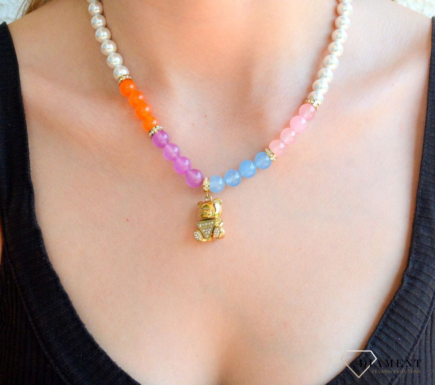 Naszyjnik damski Guess Rock Candy z misiem JUBN04180JWYGMCTU. Stalowy naszyjnik damski Guess. Naszyjnik damski kolorowy Guess. Naszyjnik damski z kamieniami i perłami Guess. Naszyjnik damski Guess w pozłoceniu na prezent..jpg