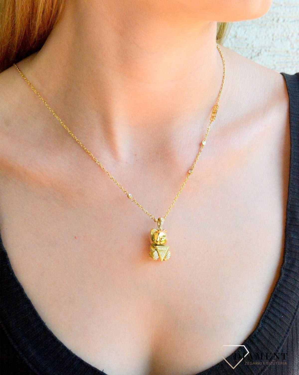 Naszyjnik damski Guess Rock Candy Miś JUBN04181JWYGTU. Oryginalny naszyjnik marki Guess. Biżuteria Guess na prezent dla kobiety. Miś z Guess. Naszyjnik damski z zawieszką misia..jpg