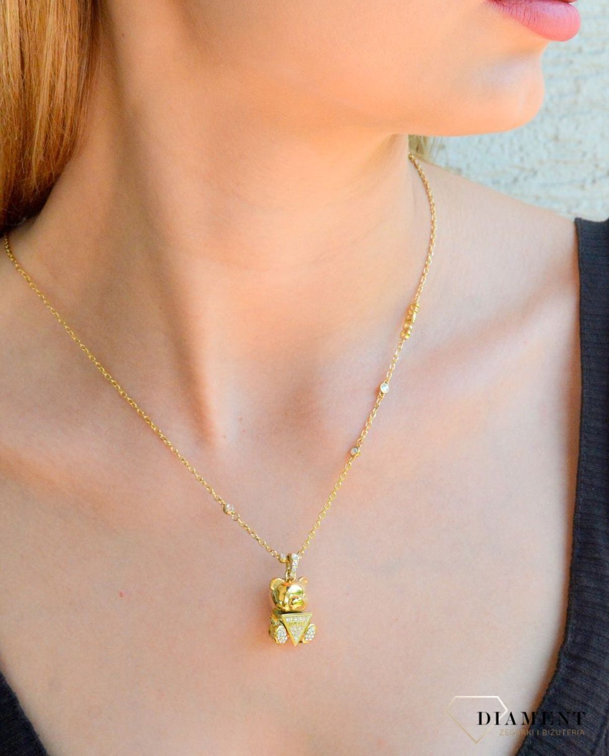 Naszyjnik damski Guess Rock Candy Miś JUBN04181JWYGTU. Oryginalny naszyjnik marki Guess. Biżuteria Guess na prezent dla kobiety. Miś z Guess. Naszyjnik damski z zawieszką misia..jpg