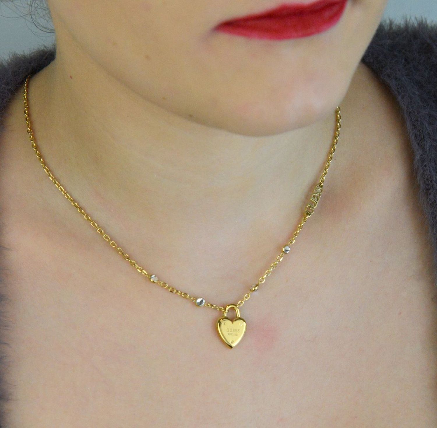 Naszyjnik GUESS JUBN04210JWYGTU – elegancki złoty naszyjnik z sercem wysadzanym cyrkoniami. Wykonany ze stali 316L z powłoką PVD, bez niklu – trwały, 1.jpg