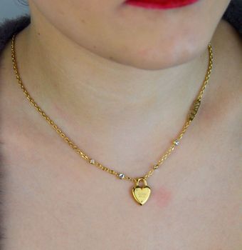 Naszyjnik GUESS JUBN04210JWYGTU – elegancki złoty naszyjnik z sercem wysadzanym cyrkoniami. Wykonany ze stali 316L z powłoką PVD, bez niklu – trwały, bezpieczny i pełen kobiecego uroku. Idealny prezent dla każdej kob (3).JPG