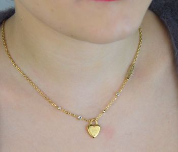 Naszyjnik GUESS JUBN04210JWYGTU – elegancki złoty naszyjnik z sercem wysadzanym cyrkoniami. Wykonany ze stali 316L z powłoką PVD, bez niklu – trwały, bezpieczny i pełen kobiecego uroku. Idealny prezent dla każdej kob.JPG