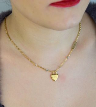 Naszyjnik GUESS JUBN04210JWYGTU – elegancki złoty naszyjnik z sercem wysadzanym cyrkoniami. Wykonany ze stali 316L z powłoką PVD, bez niklu – trwały, bezpieczny i pełen kobiecego uroku. Idealny prezent dla każdej kobie (1).JPG