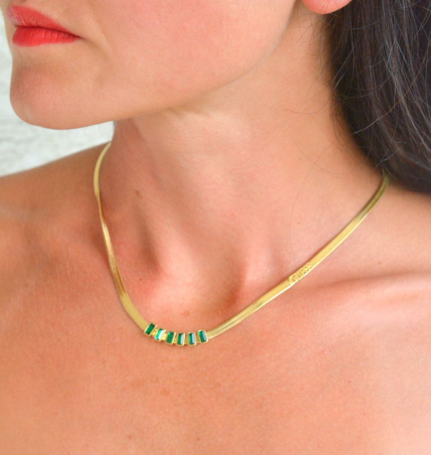 Naszyjnik damski Guess złota taśma z cyrkoniami JUBN04255JWYGEMT-U. Stalowy naszyjnik Guess. Naszyjnik damski Guess. Naszyjnik stalowy damski Guess. Naszyjnik stalowy taśma. Stalowa taśma naszyjnik dla kobiety..jpg