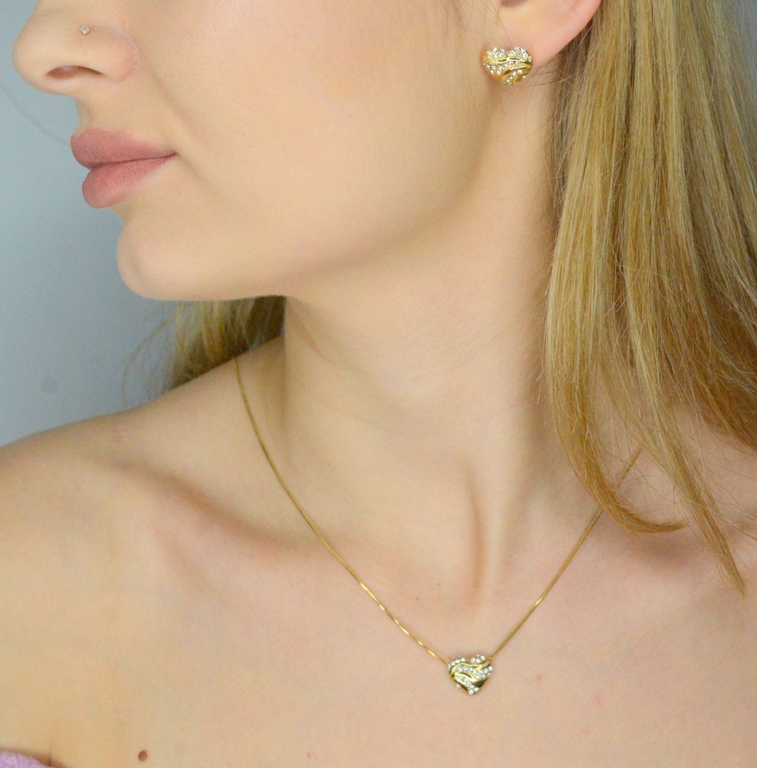 Naszyjnik GUESS JUBN04501JWYGTU Stalowy, naszyjnik składający się z łańcuszka z zawieszką ozdobioną w cyrkonie z logo Guess. Wyjątkowa ozdoba, która świetnie się sprawdzi jako dodatek do eleganckich stylizacji.1.webp