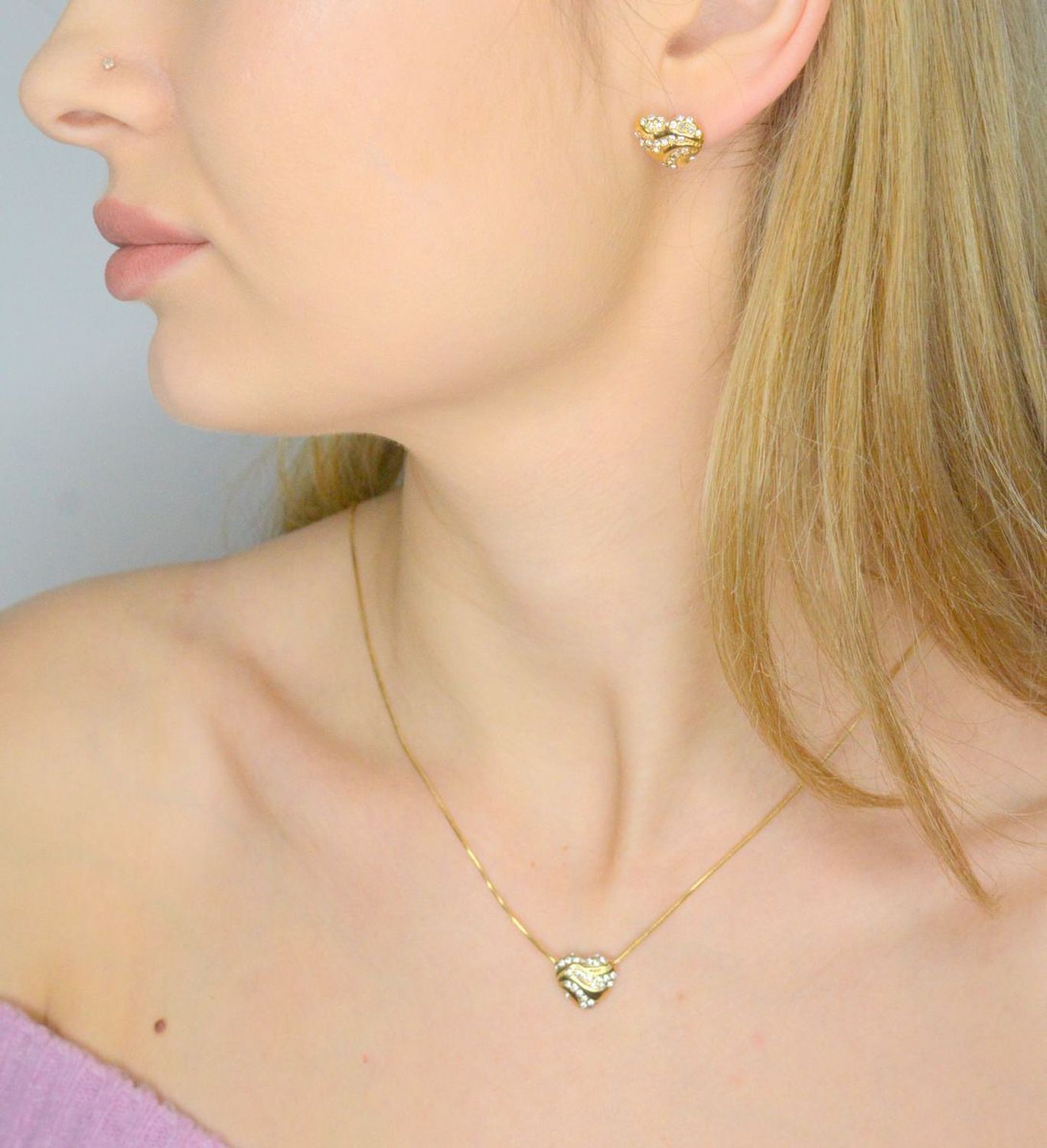 Naszyjnik GUESS JUBN04501JWYGTU Stalowy, naszyjnik składający się z łańcuszka z zawieszką ozdobioną w cyrkonie z logo Guess. Wyjątkowa ozdoba, która świetnie się sprawdzi jako dodatek do eleganckich stylizacji.1.webp