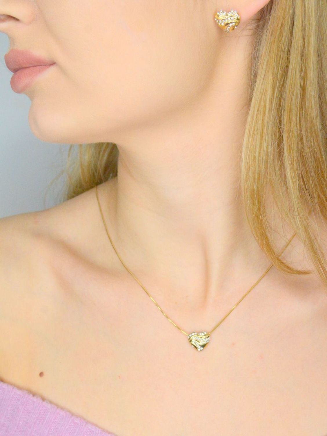 Naszyjnik GUESS JUBN04501JWYGTU Stalowy, naszyjnik składający się z łańcuszka z zawieszką ozdobioną w cyrkonie z logo Guess. Wyjątkowa ozdoba, która świetnie się sprawdzi jako dodatek do eleganckich stylizacji.1.webp