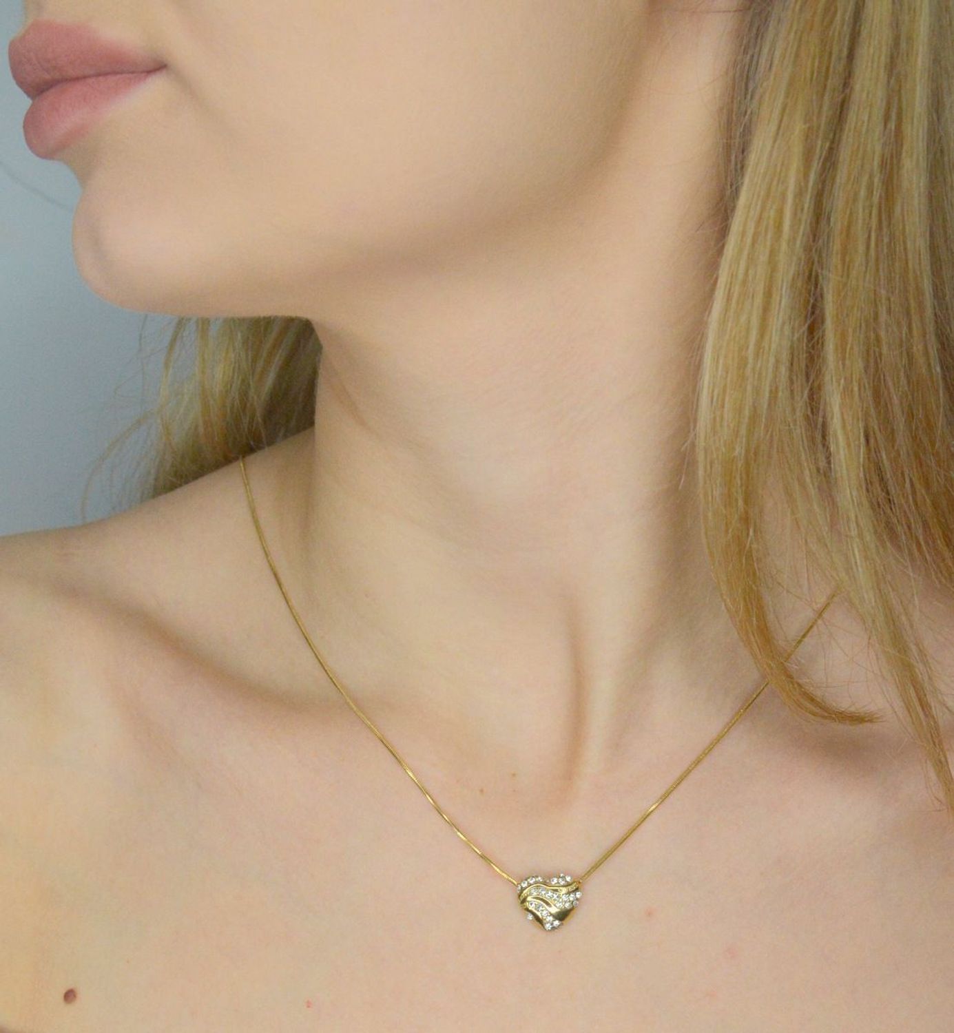 Naszyjnik GUESS JUBN04501JWYGTU Stalowy, naszyjnik składający się z łańcuszka z zawieszką ozdobioną w cyrkonie z logo Guess. Wyjątkowa ozdoba, która świetnie się sprawdzi jako dodatek do eleganckich stylizacji.1.webp